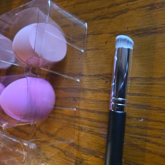 Pink Makeup Brushes and Tools Set - Picture 2 of 2